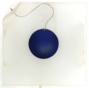 Designer-Wandlampe, Ende 20. Jh., Milchglas mit blauer Glasapplik, 30x30x9 cm