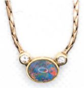 Brillant-Opal-Collier, 585er GG, 9,5 g, Mittelteil besetzt mit ovaler Opaldoublette, flankiert von 