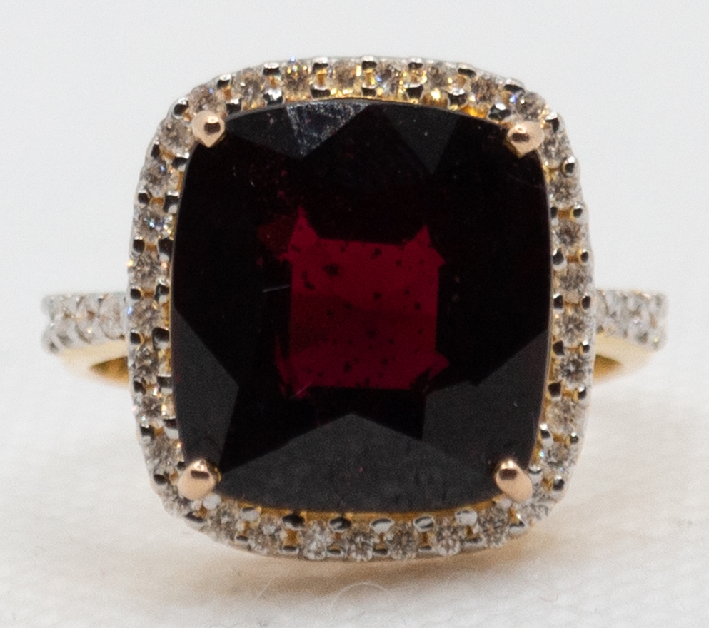 Ring, 750er GG/18 kt., 6,1 g, roter Turmalin ca. 1,4 x 1,2 cm, Brillanten ca. 0,30 ct., RG 56, Inne