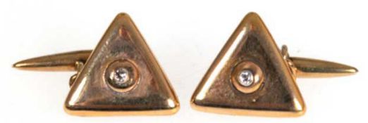 Paar Manschettenknöpfe, 14 kt GG, 5,5 g, dreieckige Form, zentral besetzt mit Brillant, L. 1,6 cm, 