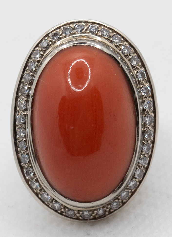Ring, 585er WG, 11,5 g, großer Korallen-Cabochon ca. 2,3 x 1,5 cm, Entourage aus Brillanten ca. 1,0