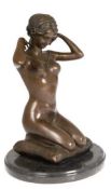 Bronzefigur "Auf einem Kissen kniender weiblicher Akt beim Anlegen einer Halskette", bez. "P. Ponsa