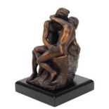 Figur "Der Kuß", Bronzefigur braun patiniert, Nachguß nach Rodin, auf qudratischer Plinthe (lose),