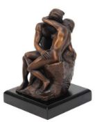 Figur "Der Kuß", Bronzefigur braun patiniert, Nachguß nach Rodin, auf qudratischer Plinthe (lose), 