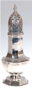 Zuckerstreuer, 925er Silber, Birmingham, Korpus vertikal gekantet, durchbrochener Streukopf mit Bek