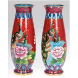 Paar Cloisonné-Vasen, Floral- und Pfauendekor auf rotem Grund, H. 20,5 cm