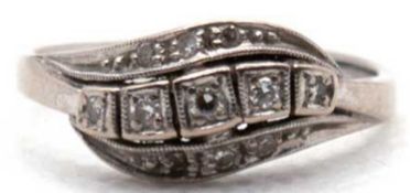 Art-Deco-Brillant-Ring, 585er WG, schauseitig 3-strängige geteilte Ringschiene besetzt mit 11 Brill