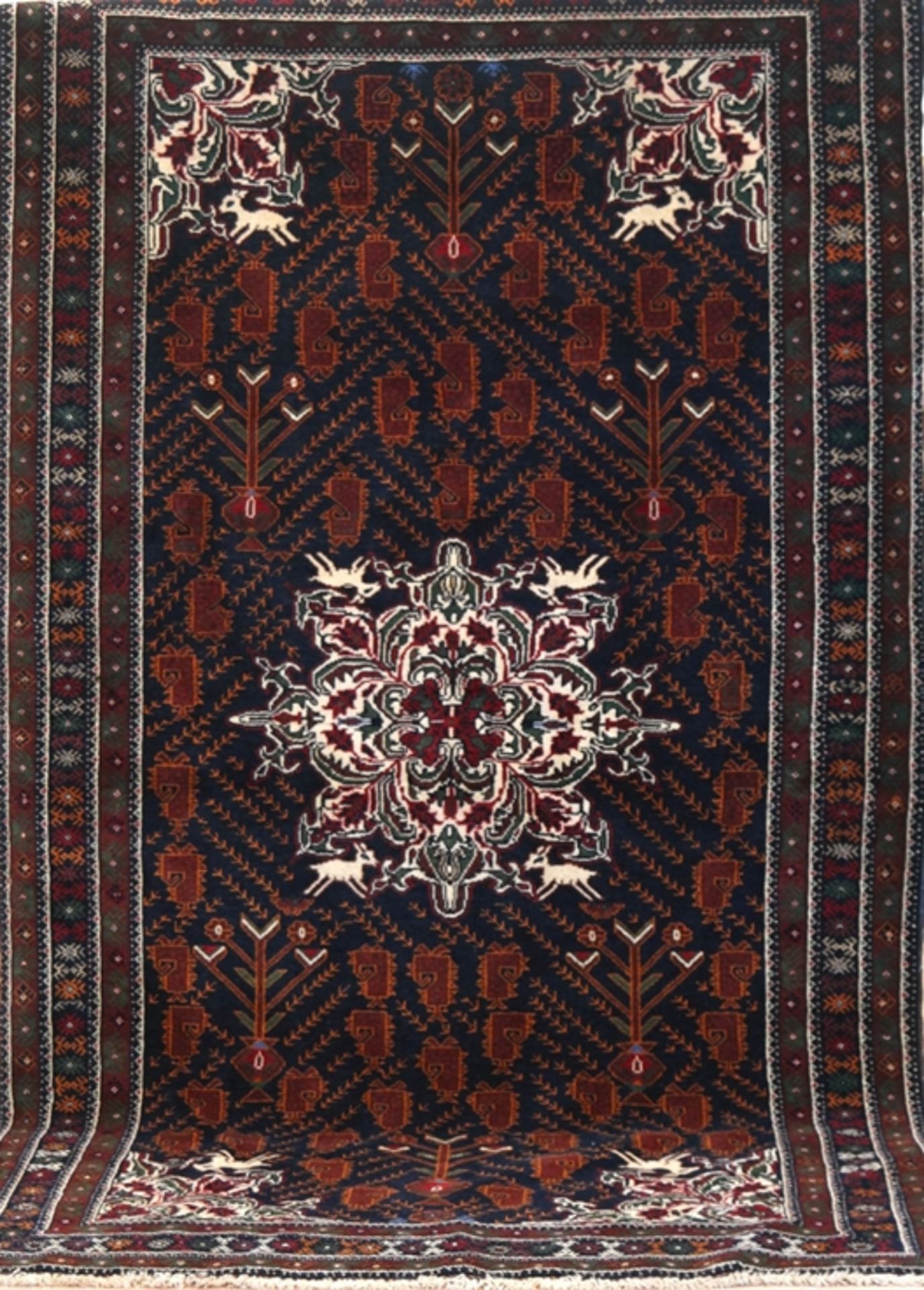 Belutsch, dunkelgrundig mit Floral- und Tiermotiven und Zentralmedaillon, 201x113 cm