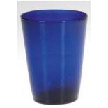 Biedermeier-Becherglas, blaues Glas mit Abriß, Gebrauchspuren, H. 9,5 cm