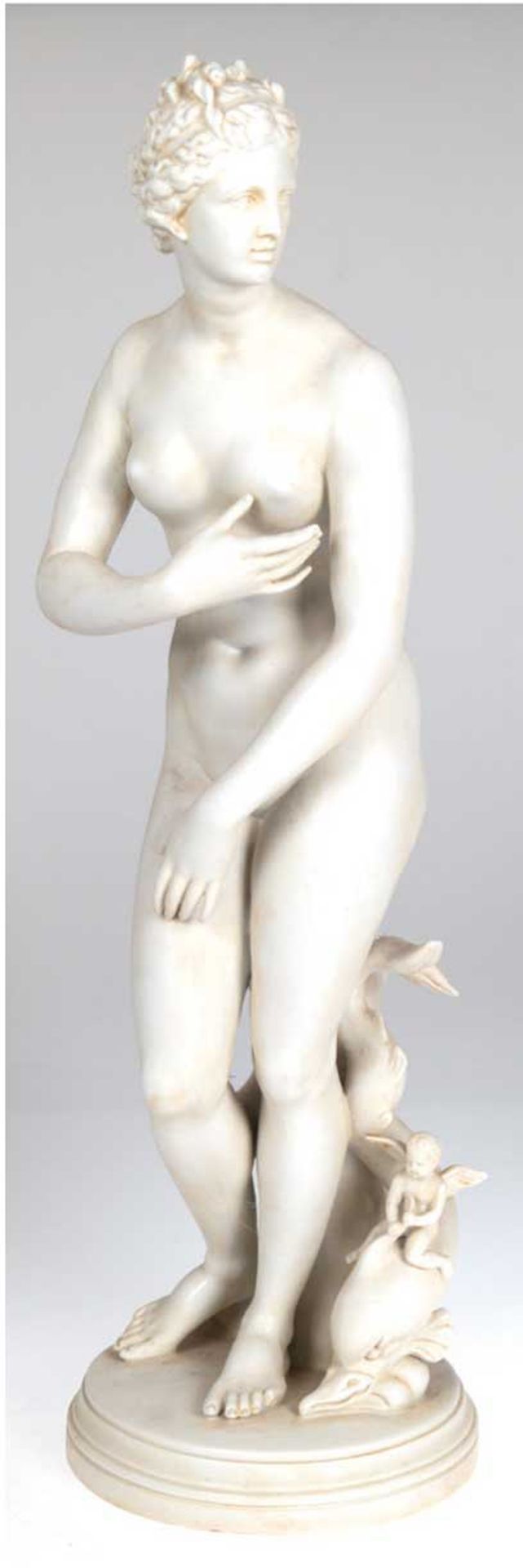 Porzellan-Figur "Venus mit Delphin und Putto", Bikuitporzellan, ungemarkt,  auf rundem Sockel, rück