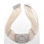 8-reihiges Perlenhalsband, 750er WG, ca. 89 g, Mittelteil, Zwischenstege und Schließe mit Brillantb