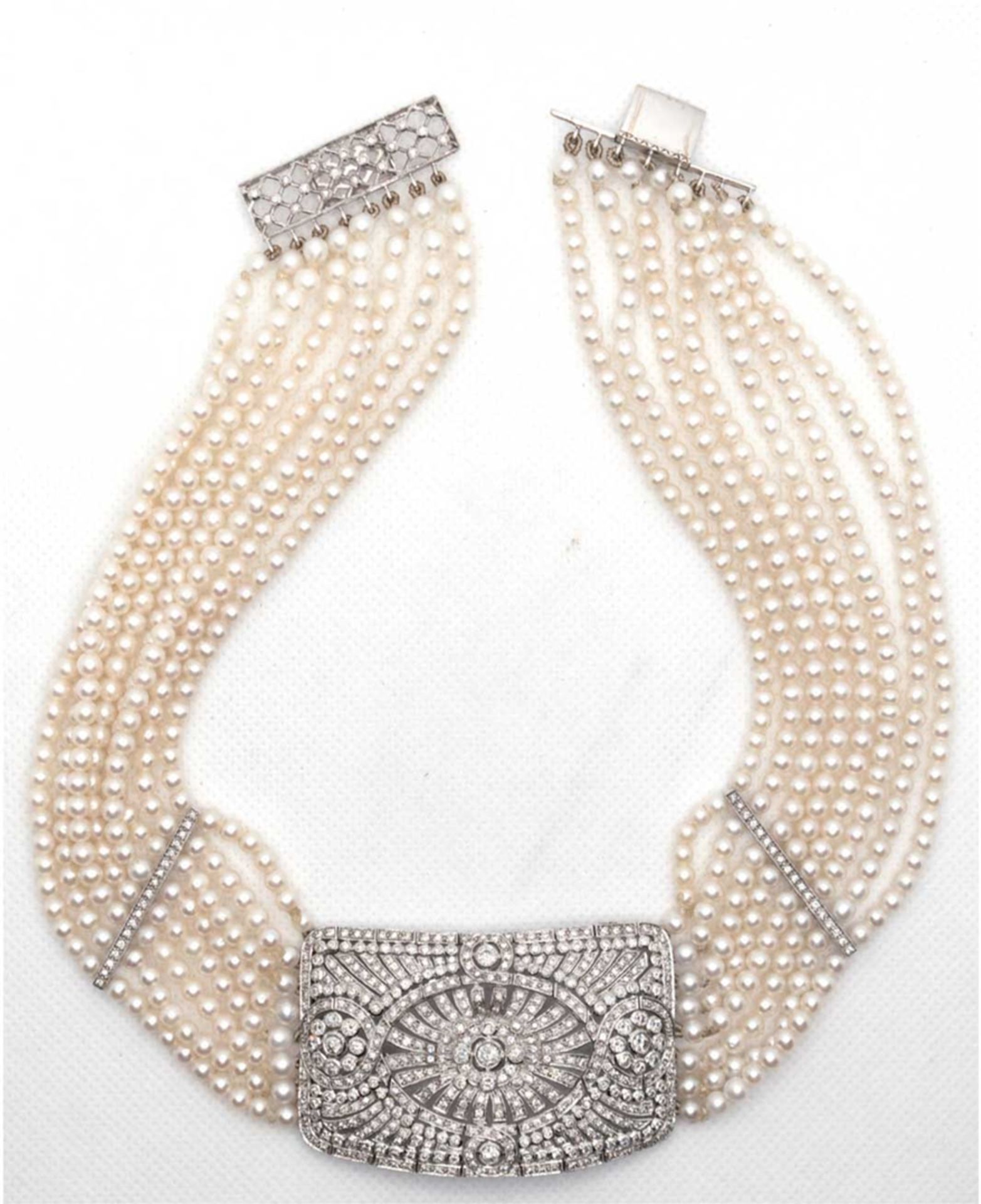 8-reihiges Perlenhalsband, 750er WG, ca. 89 g, Mittelteil, Zwischenstege und Schließe mit Brillantb