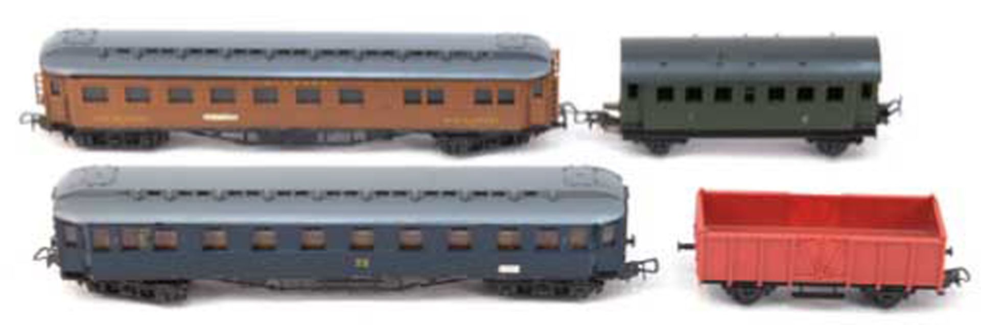 HO Eisenbahn, 4 diverse Waggons, PIKO-Güterwagen, PICO-Express, Mitropa-Speisewagen "Dresden-Bramba