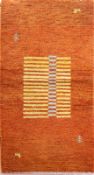 Gabbeh, orangegrundig mit Streifenmuster und kleinen Figuren, 136x72 cm