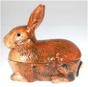 Deckelschale in Form eines sitzenden Hasen, Keramik, polychrom gefaßt, min best., H. 20 cm, L. 21 c