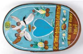 Deckel einer Hutschachtel 19. Jh., ovale Form, farbig gefasst, auf Deckel Engel mit Sinnspruch, Ran