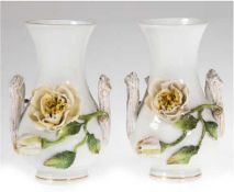 Paar Vasen, Anfang 20. Jh.,  mit 2 Asthenkeln, belegt mit plastischen Rosenblüten (bestoßen), Goldr