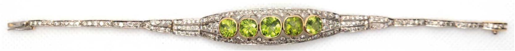 Armband, 750er GG/ WG, 17,8 g, Mittelteil mit 5 großen Peridots von 6,45 ct., mit aufwendigem Schli