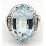 Ring, 585er WG, 10,2 g, großer, ovaler Aquamarin ca. 2,1 x 1,3 cm, Brillanten 0,10 ct., RG 60, Inne