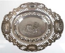 Schale, oval, 800er Silber, durchbrochener Rand mit Rocaille- und Blütendekor, im Spiegel Puttenrel