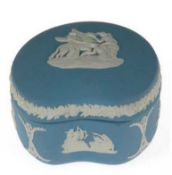 Deckeldose, Jasperware, Wedgwood, hellblau mit reliefierten figürlichen und floralen Auflagen, rund