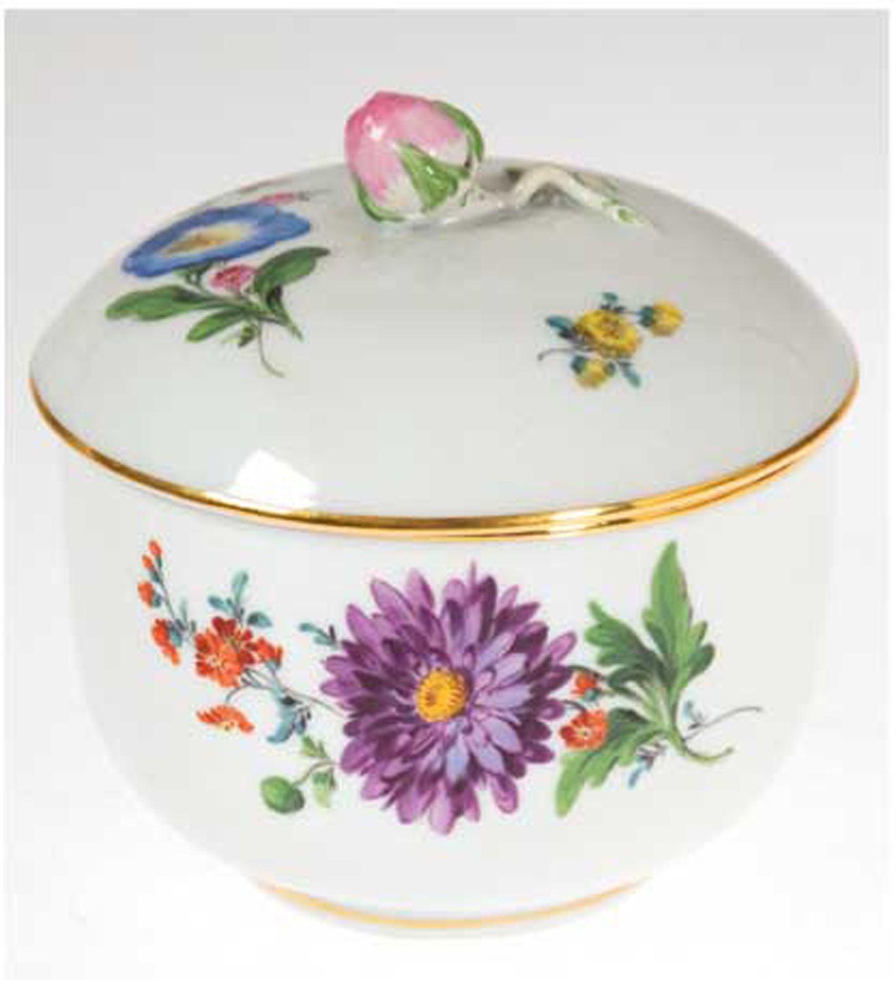 Meissen-Zuckerdose, Pfeifferzeit (1924-34), Bunte Blume 2, mit Goldrand, plastische Rosenknospe als