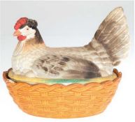 Schale in Form eines auf Nest sitzenden Huhnes, weißes Glas polychrom gefaßt, Gebrauchspuren, H. 18