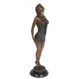 Rossi, Leonardo (20. Jh.) "Stehende junge Dame im Nigligee", Bronze, braun partiniert, rücks. bez