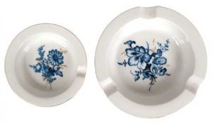 2 Meissen-Aschenbecher, Blaue Blume mit Goldgräsern, Aquatinta,Goldrand, 1. Wahl, Dm. 9,3 und 12,3