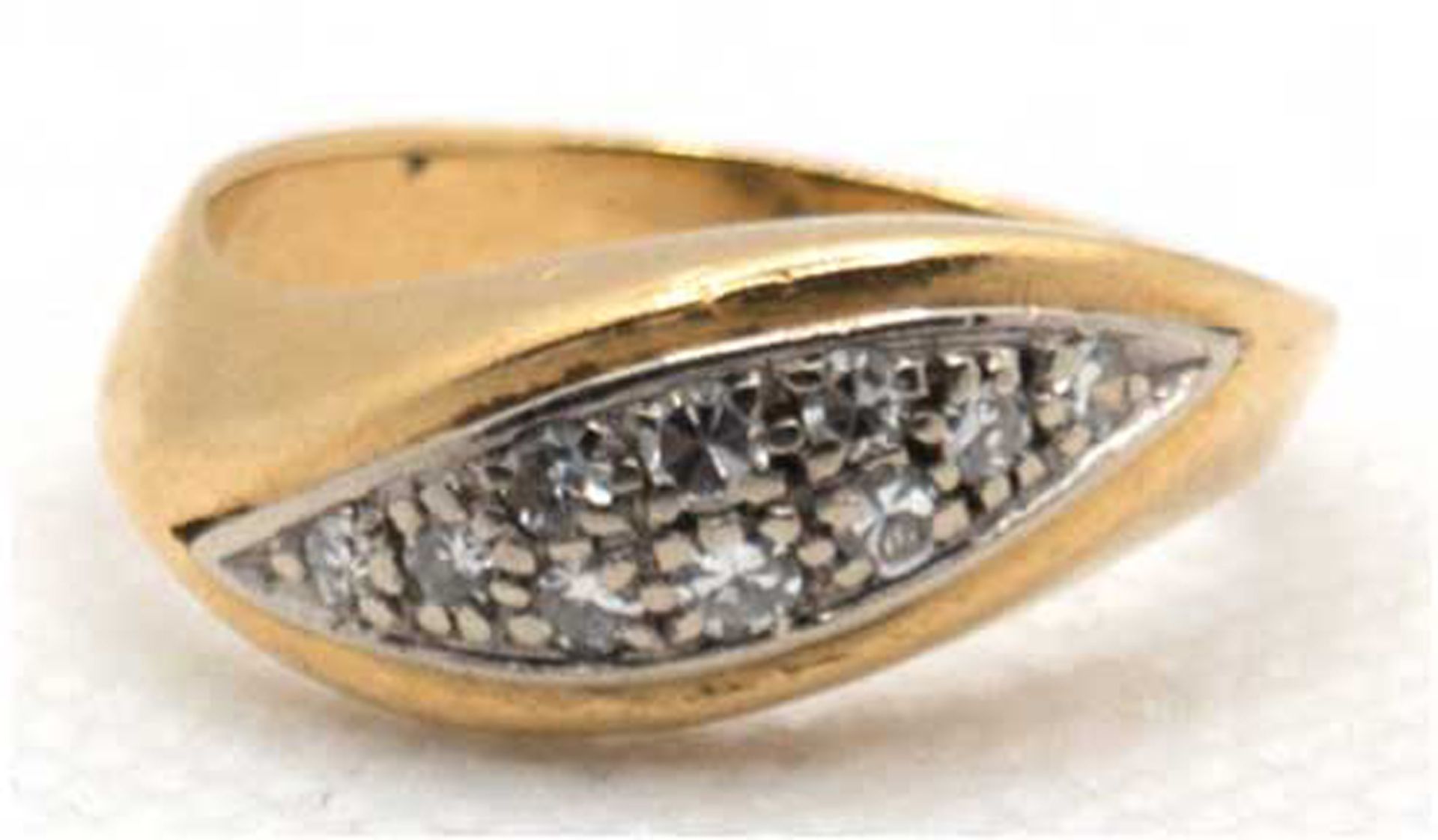 Ring 750er GG/WG, wellenförmiger Ringkopf besetzt mit 10 Brillanten von zus. ca. 0,20 ct., RG 53, g