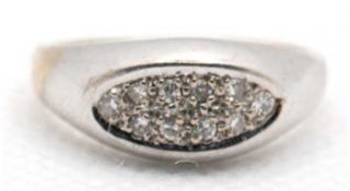 Ring, 585er WG, sich verbreiternde Schiene queroval besetzt mit 10 Brillanten von zus. 0,16 ct. (pu