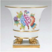 Herend-Vase, Queen Victoria, Kratervase auf 4 Krallenfüßen, polychrome Blumenmalerei mit Schmetterl