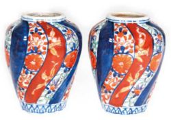 Paar Imari-Vasen, Japan, Meiji-Periode, polychrome Floralmalerei, H. 10,5 cm