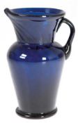 Biedermeier-Henkelkrug, blaues Glas, mit Abriß, umgeschlagener Rand, H. 17,5 cm