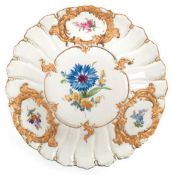 Meissen-Prunkteller, Pfeifferzeit (1924-34), Bunte Blume 2, mit drei goldgerahmten Medaillons, 2. W