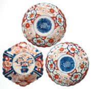 3 diverse Imari-Teller, Japan, Meiji-Periode, polychrome Floralmalerei, 2x runde und 1x 6-passige F