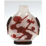 Snuff-Bottle, weiß marmoriertes Glas dunkelrot überfangen, erhaben geschnittene florale und ornamen