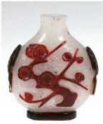 Snuff-Bottle, weiß marmoriertes Glas dunkelrot überfangen, erhaben geschnittene florale und ornamen
