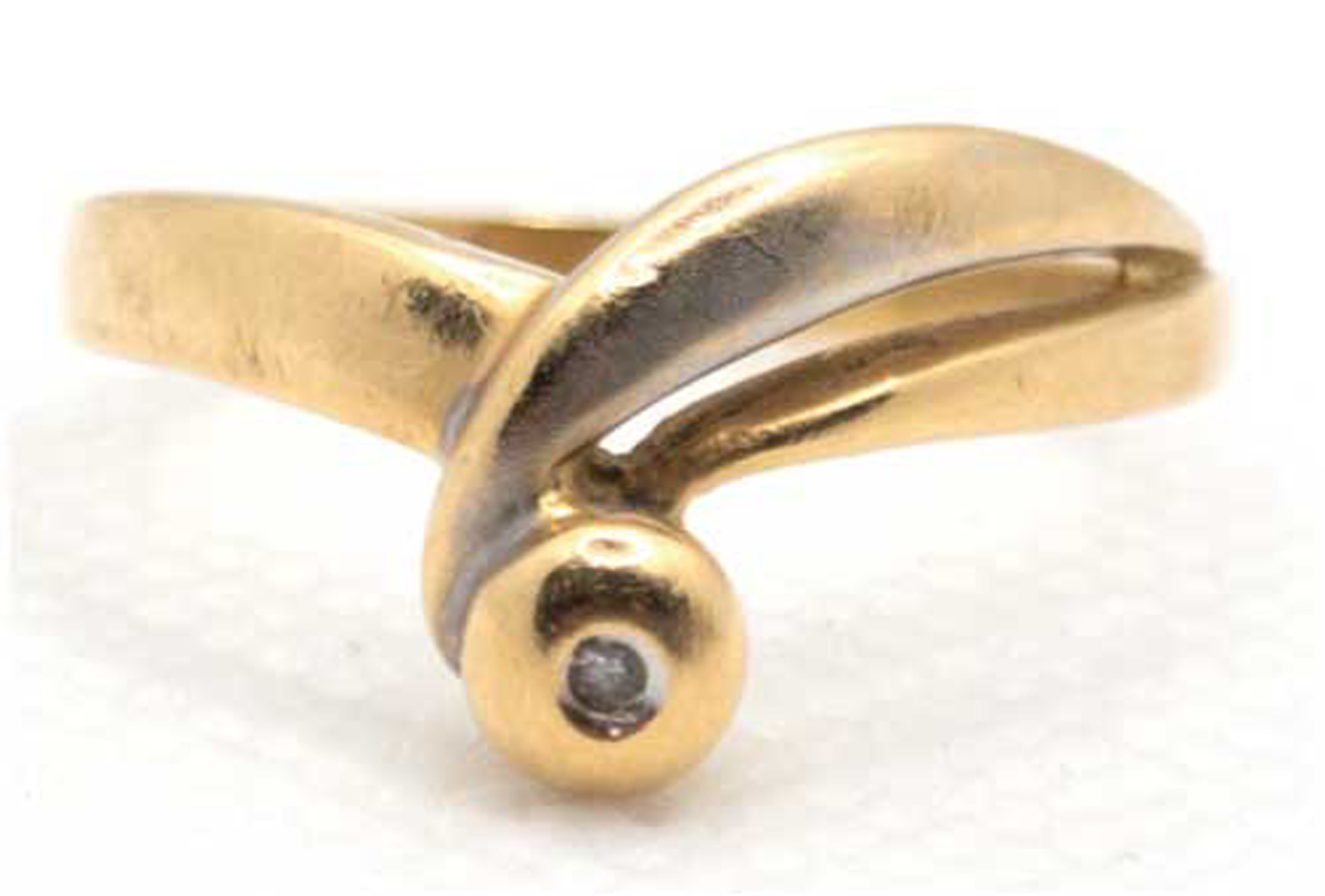 Ring, 750er GG, einseitig geteilte Ringschiene, besetzt mit kl. Brillant, RG 56, ges. 3,37 g