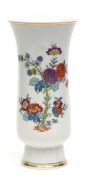 Meissen-Vase, 1. Wahl, Alte Indische Blumenmalerei, bunt mit Kupferfarben, Goldrand, H. ca. 24,5 cm