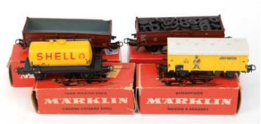 5 Märklin-Güter-Waggons, Spur HO, dabei 2x Güter-Waggons 4602, 1 Kessel-Waggon 4502 und 1x Bananen-