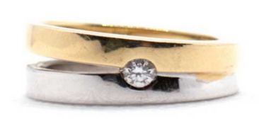 Brillant-Ring, 585er WG/GG, 8,8 g, gespreizte Ringschiene besetzt mit Brillantsolitär von 0,12 ct, 