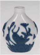 Snuff-Bottle, weißes Porzellan, umlaufend türkisfarben floral reliefiert, H. 6 cm