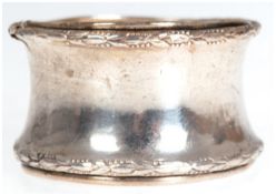 Serviettenring, 830er Silber, punziert, runde Form mit Reliefrand, beschädigt, B. 3 cm, Dm. 4,5 cm
