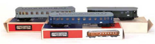HO-Schicht Eisenbahn, 2x D-Zug Oberlichtwagen in grau und blau, beleuchtet und 1x Bahnpostwagen, be