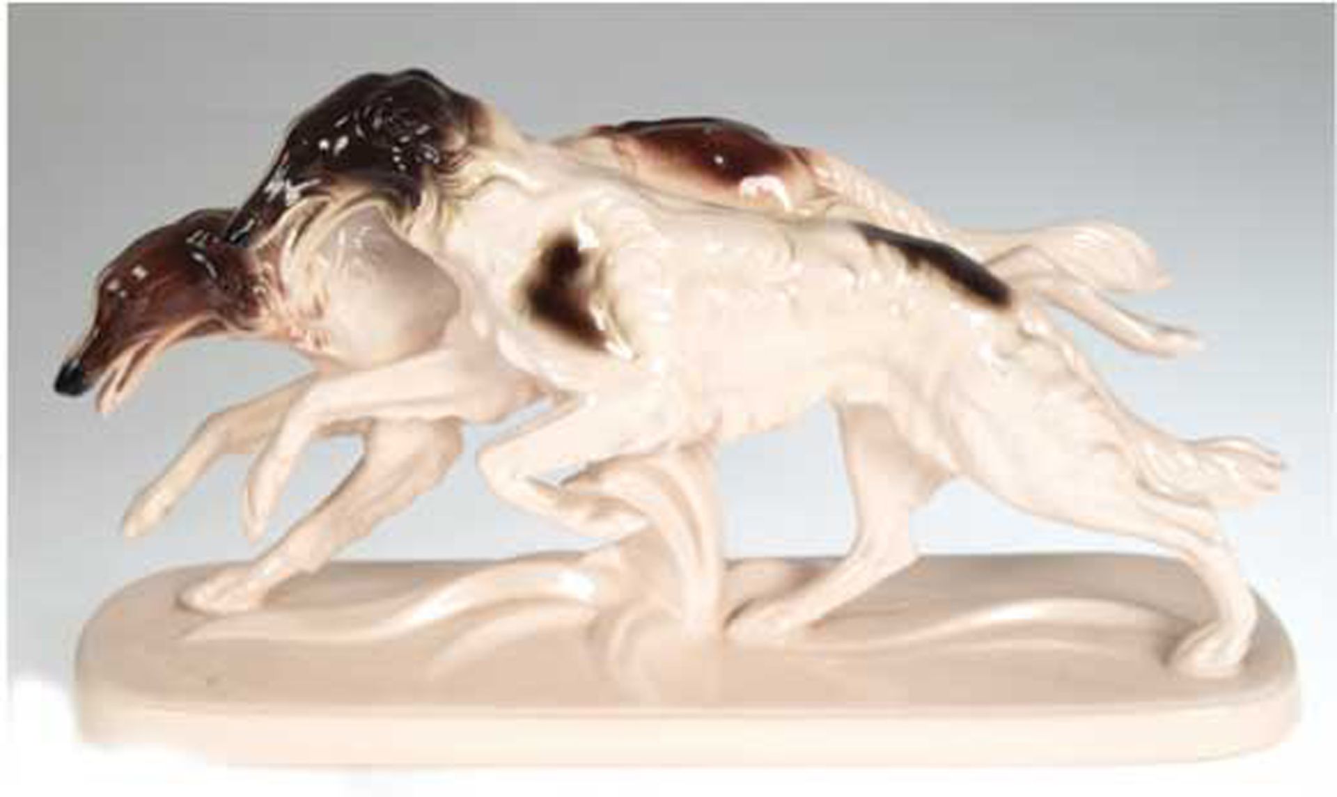 Figurengruppe "Zwei Barsois", Keramik, beige glasiert und polychrom staffiert, H. 18,5 cm, L. 34 cm