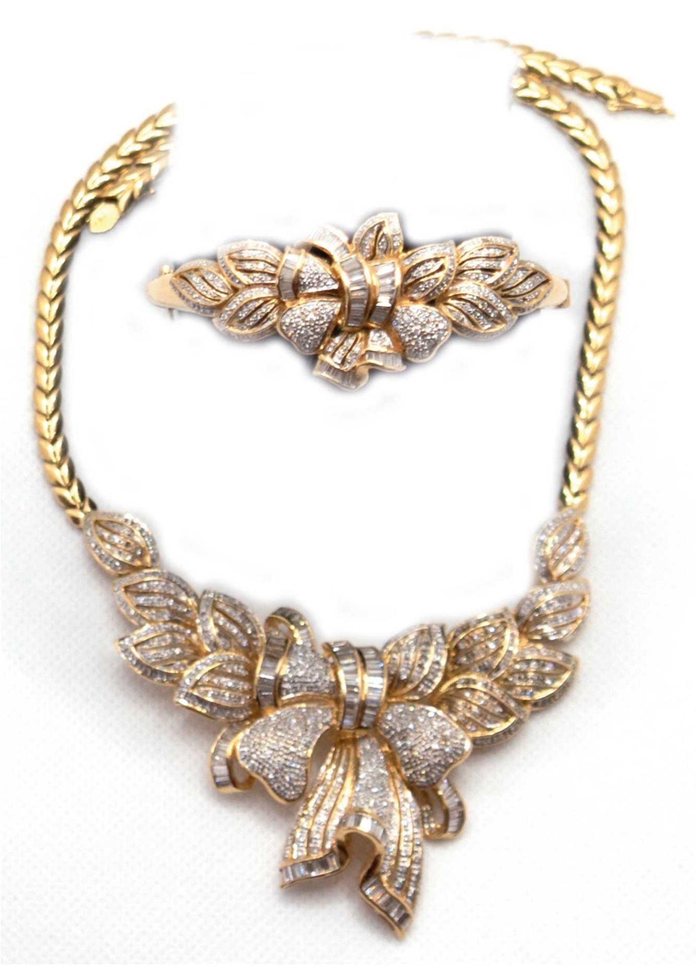 Üppiges Collier und Armband, 750er GG, 98 g, Brillanten ca. 12,5 ct., schleifenförmige Schauseite m