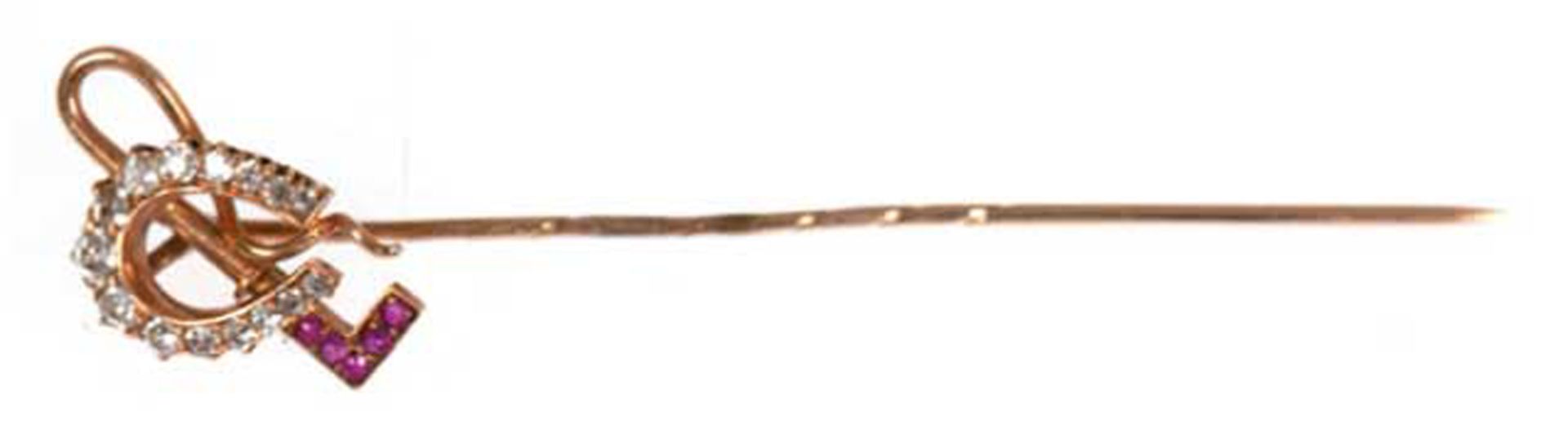 Krawattennadel in Form eines Hufeisens und Reitgerte, 585er GG, punziert, besetzt mit 5 kl. Rubinen