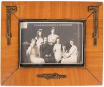 Bilderrahmen, um 1900, Kirsche mit Messingappliken, mit Postkarte der Zarrenfamilie, Falzmaß 9x14 c