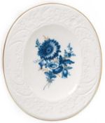 Meissen-Bildplatte, Blaue Blume mit Goldgräsern, Aquatinta, floraler Reliefdekor, Goldrand, oval, 1